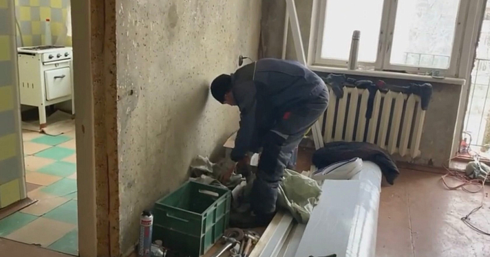 Ярославцы делают ремонт в квартире многодетного отца. Фоторепортаж _171499