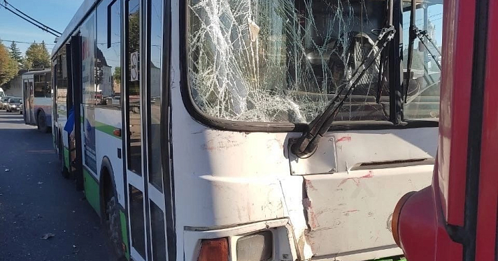 В центре Ярославля автобус врезался в троллейбус_220582