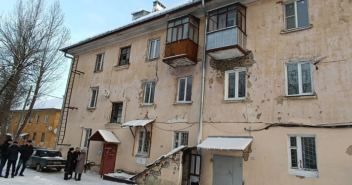 Треснула несущая стена: в Ярославле экстренно обследуют жилой дом_259317
