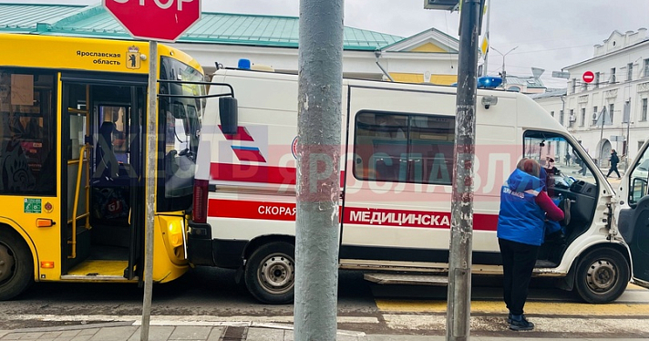 В Ярославле автобус врезался в машину скорой помощи, приехавшую за пассажиром этого автобуса_254737