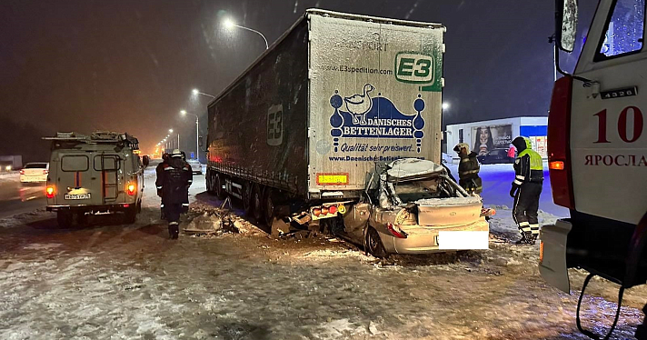 Под Ярославлем погиб водитель легковушки, врезавшейся в грузовик_260666