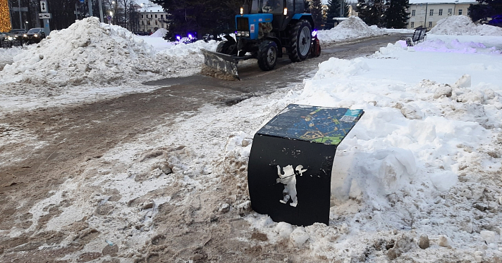 В Ярославле снегоуборочная техника повредила стенд туристической навигации_230990