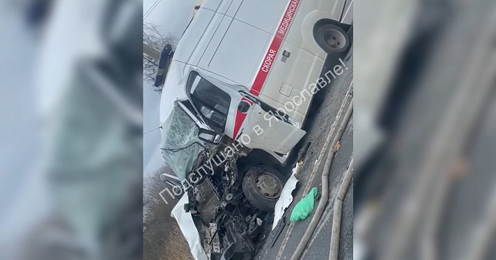 В Ярославле мужчина угнал машину скорой помощи и врезался в фуру_268123