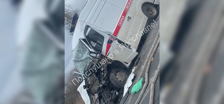 В Ярославле мужчина угнал машину скорой помощи и врезался в фуру_268123