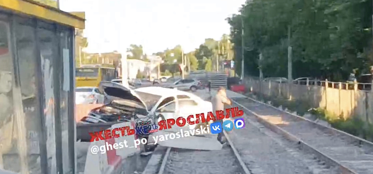 В Ярославле в результате ДТП иномарку отбросило в остановку _317276