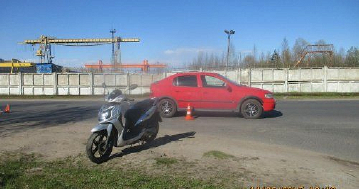 В Рыбинске столкнулись легковой автомобиль и скутер 