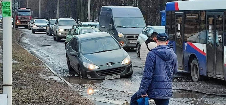 В Ярославле троллейбус столкнулся с легковушкой, а автобус намертво застрял в яме_236342
