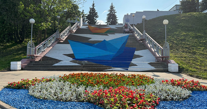 На набережной Ярославля нарисовали кораблики на лестнице