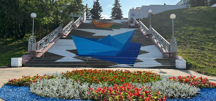 На набережной Ярославля нарисовали кораблики на лестнице