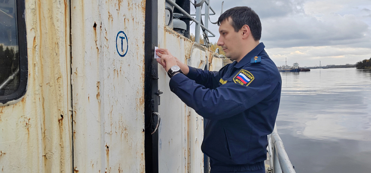 В Ярославле в затоне Волги по решению суда приостановили деятельность производственной площадки
