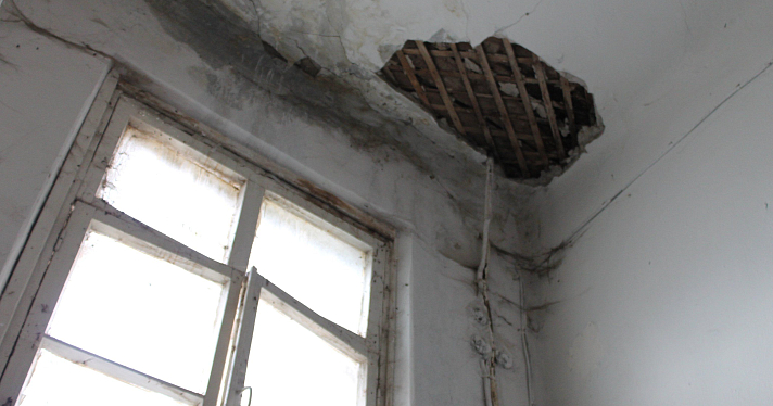 Аварийному дому в Ярославле решили починить крышу_28521