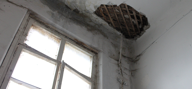 Аварийному дому в Ярославле решили починить крышу_28521