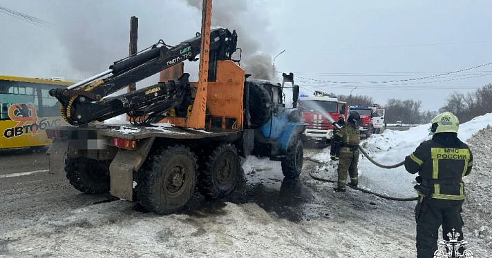 В Ярославле на дороге вспыхнул лесовоз