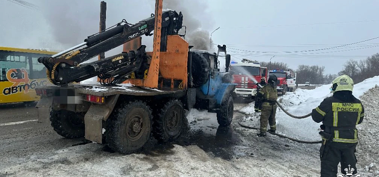 В Ярославле на дороге вспыхнул лесовоз