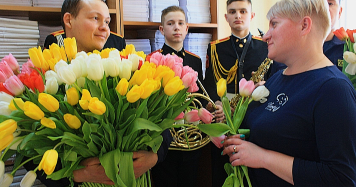 Ярославские судебные приставы поздравили женщин с 8 марта_173451