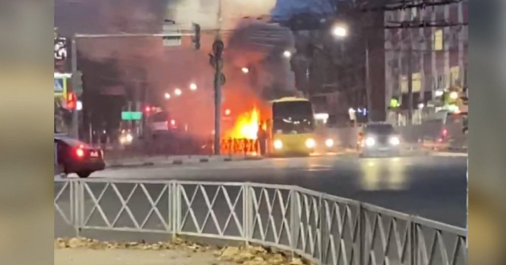 Видео дня: В центре Ярославля горит туристический автобус