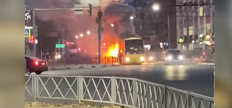 Видео дня: В центре Ярославля горит туристический автобус