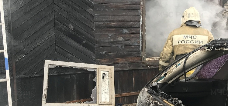 Выбрался из огня самостоятельно: в Рыбинске сгорел частный дом