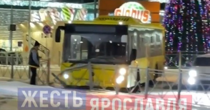 В Ярославле автобус врезался в тротуарное ограждение