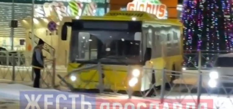 В Ярославле автобус врезался в тротуарное ограждение