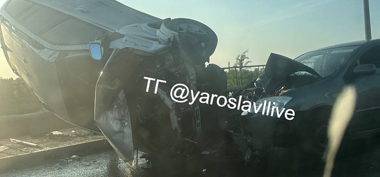 На Суринском путепроводе в Ярославле перевернулась легковушка_297507