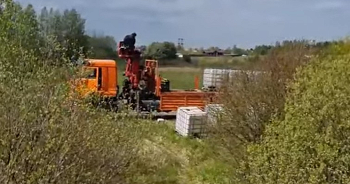 Жители Ярославской области засняли на видео сброс неизвестного вещества в реку