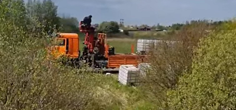 Жители Ярославской области засняли на видео сброс неизвестного вещества в реку