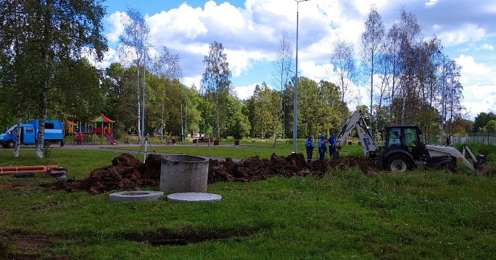 В Рыбинске между двумя школами монтируют систему водоотведения