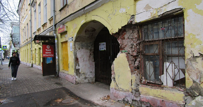 «Отвалился кусок исторической стены»: градозащитница обратила внимание на разрушающееся здание в центре Ярославля_167731