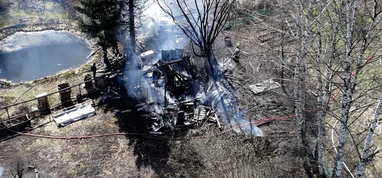 В Ярославле огонь уничтожил два дома и хозпостройки_314859