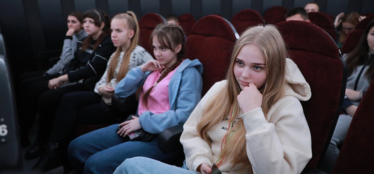 Губернатор Ярославской области встретился с юными спортсменами из ДНР_226101