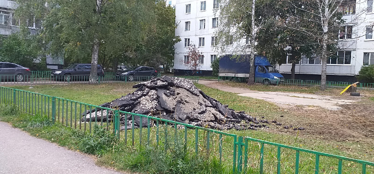 Там оказались трубы: стало известно, зачем в Ярославле срезали асфальт на новой площадке_221175