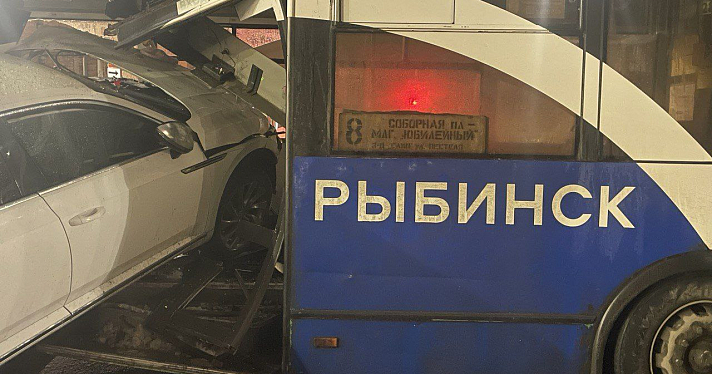 Есть пострадавшие: в Рыбинске легковушка на скорости протаранила автобус_260640