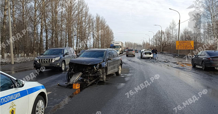В Ярославле на ЮЗОД произошла тройная авария_235211