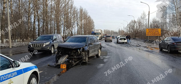 В Ярославле на ЮЗОД произошла тройная авария_235211