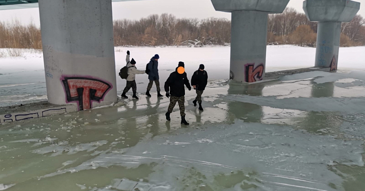 В Ярославле подростки ходили по тонкому льду — сотрудникам МЧС пришлось их остановить