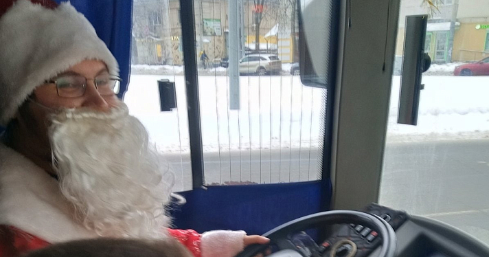 Автобус в Ярославле порадовал пассажиров новогодними украшениями_230207