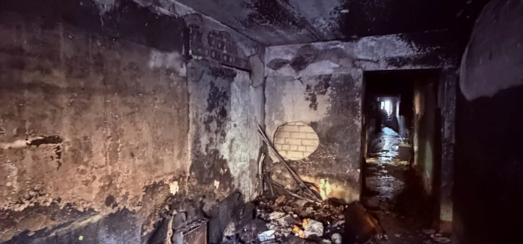 В ярославской многоэтажке неизвестные подожгли вещи в общем коридоре_312996