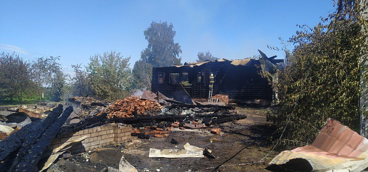 В деревне Ярославской области пожар уничтожил сразу шесть домов_276001