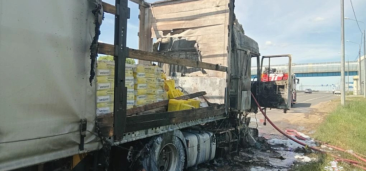 В Ярославском округе на трассе полыхал грузовик со стройматериалами_317245