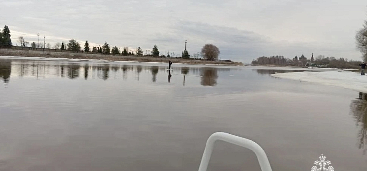 В Ярославле подростка едва не унесло на льдине_314124