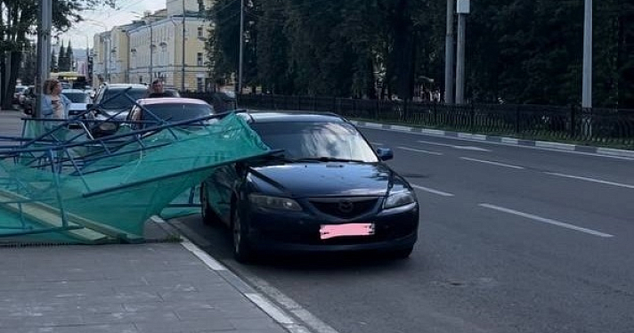 В центре Ярославля строительные леса Казанского монастыря рухнули на тротуар