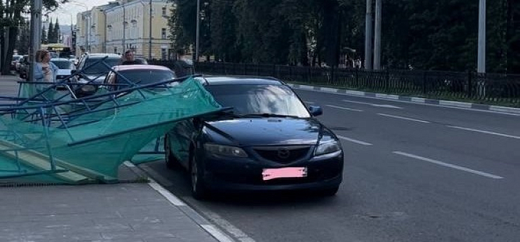 В центре Ярославля строительные леса Казанского монастыря рухнули на тротуар