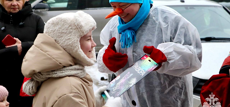 Подарки вручили через окно: в Ярославле в областную детскую больницу приехал «пожарный Дед Мороз»_289702