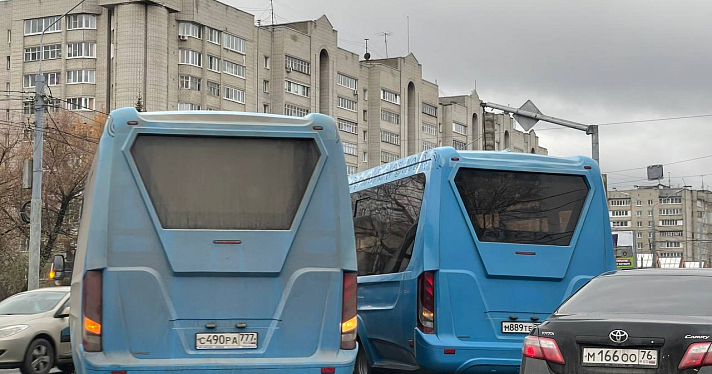 В Ярославле на Московском проспекте столкнулись автобус и легковушка_225322