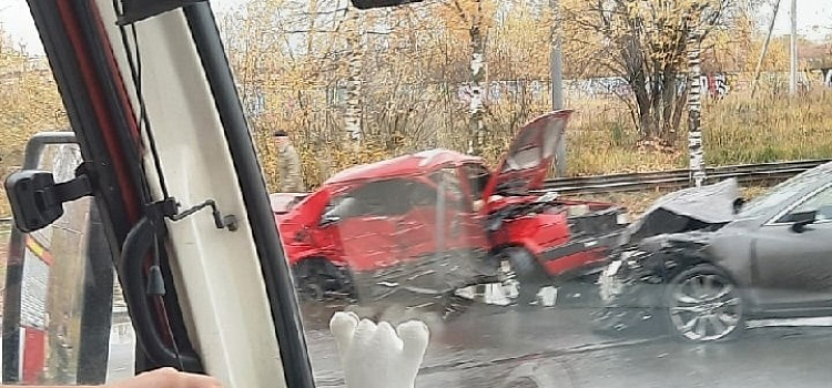 В Дзержинском районе Ярославля в лобовом столкновении автомобилей пострадал водитель