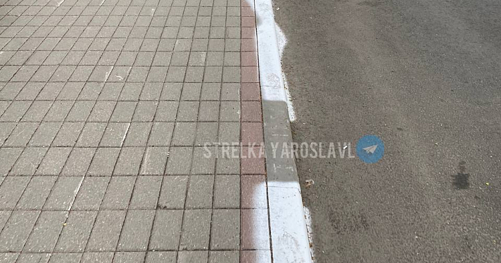 «Это какой-то вандализм!»: ярославцы возмущены покраской бордюров в центре города_240775
