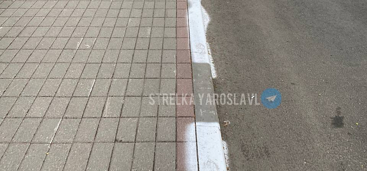 «Это какой-то вандализм!»: ярославцы возмущены покраской бордюров в центре города_240775