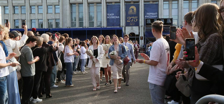 В Ярославле провели общегородской выпускной на свежем воздухе