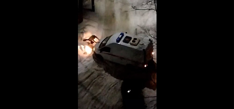 Ночью во дворе Заволжского районе застряла машина скорой помощи